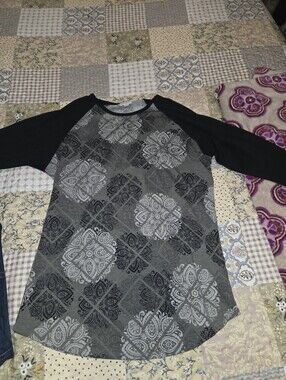 LuLaRoe Gray & Black Paisley Raglan Top